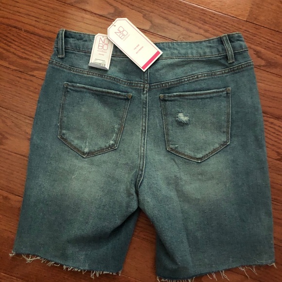 🌸 Mid rise boyfriend jean distressed shorts 11 - Picture 2 of 2